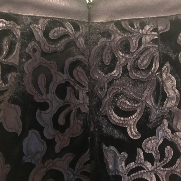 Black short skirt - Picture 3 of 4